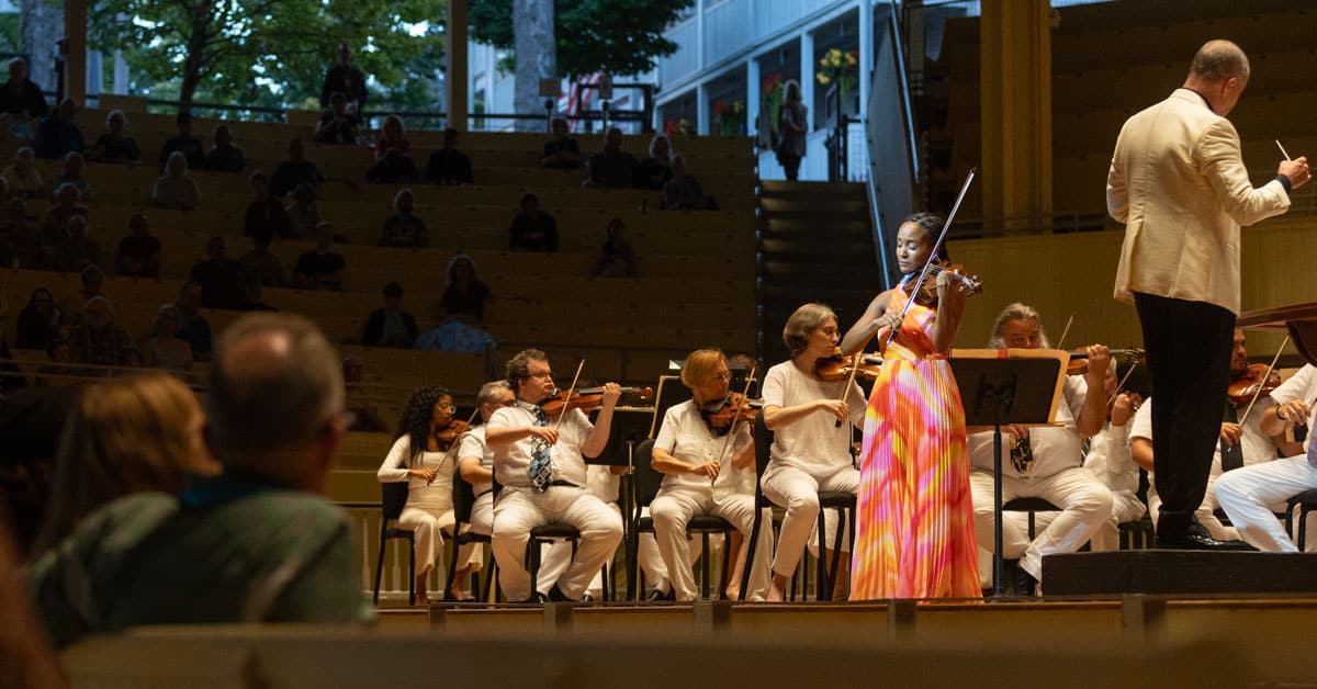 The CSO performing with a violin soloist